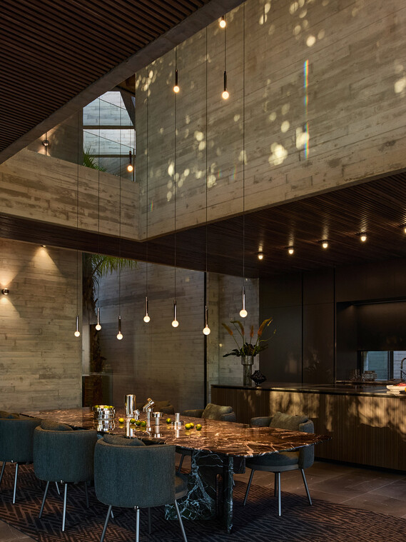 Occhio Coro moon sospeso design luminaire over dining table