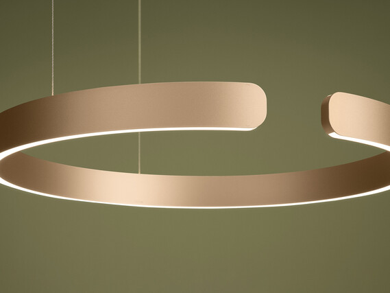 Occhio Mito sospeso pendant luminaire on green backround