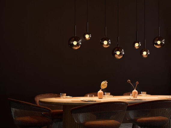 Occhio Luna sospeso Pendelleuchten über einem Esstisch