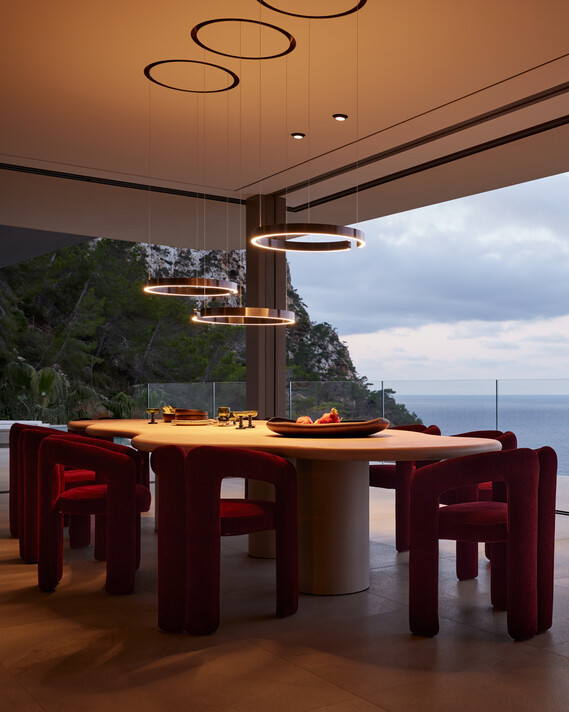 Mehrere Mito sospesos über dem Esstisch