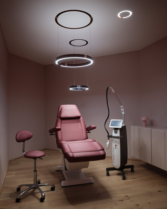 picture of treatmeant chair at a danish beauty clinic in cool lighting