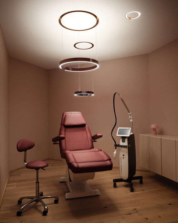 picture of treatmeant chair at a danish beauty clinic in warm lighting