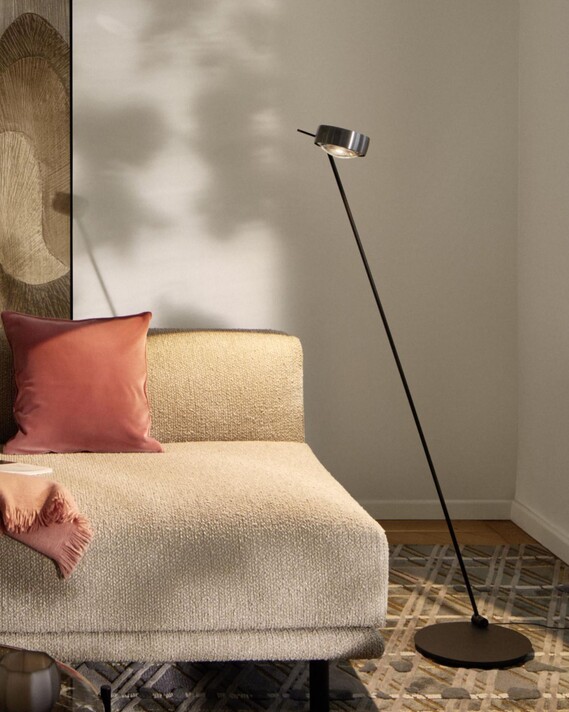 Occhio Sento lettura im Wohnzimmer mit Sofa