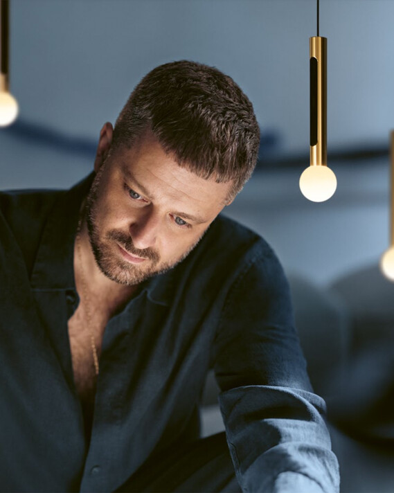 Occhio coro sosepeso Pendelleuchte mit person