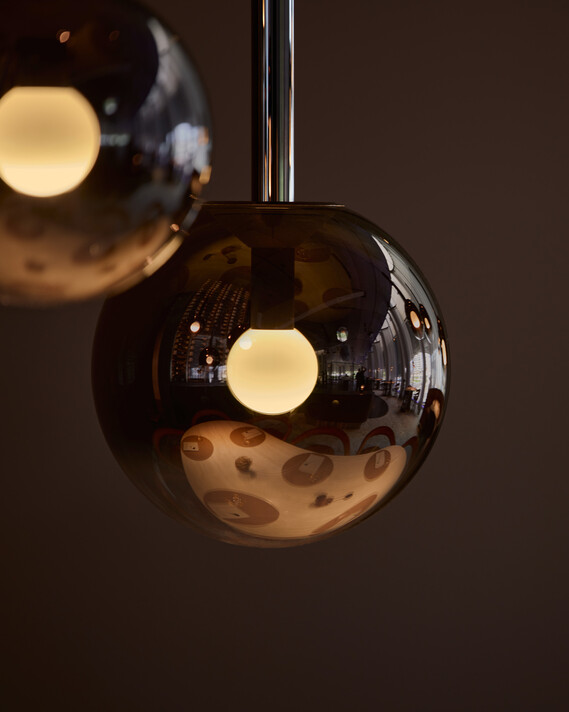 Occhio Luna sospeso Pendelleuchten über einem Esstisch