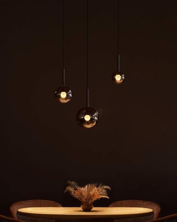 Occhio Luna sospeso Pendelleuchten über einem Esstisch