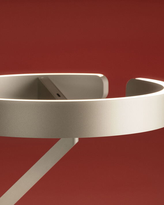 Occhio Gioia equilibrio in colorful red setting