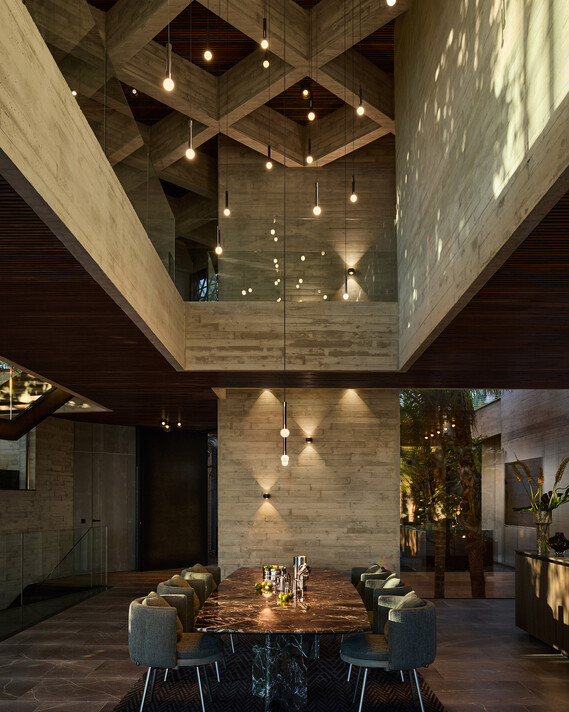 Occhio Coro moon sospeso Design luminaire over dining table