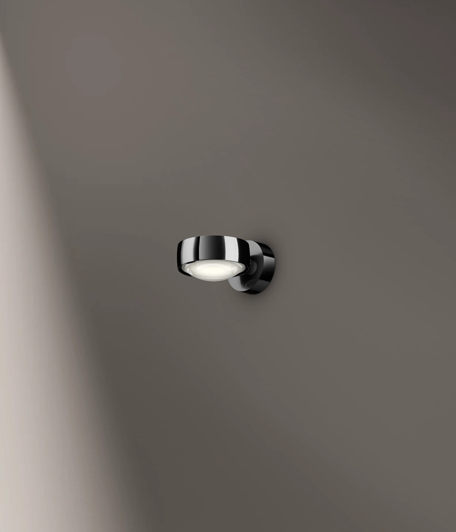 Occhio Sento verticale dark chrome wall luminaire
