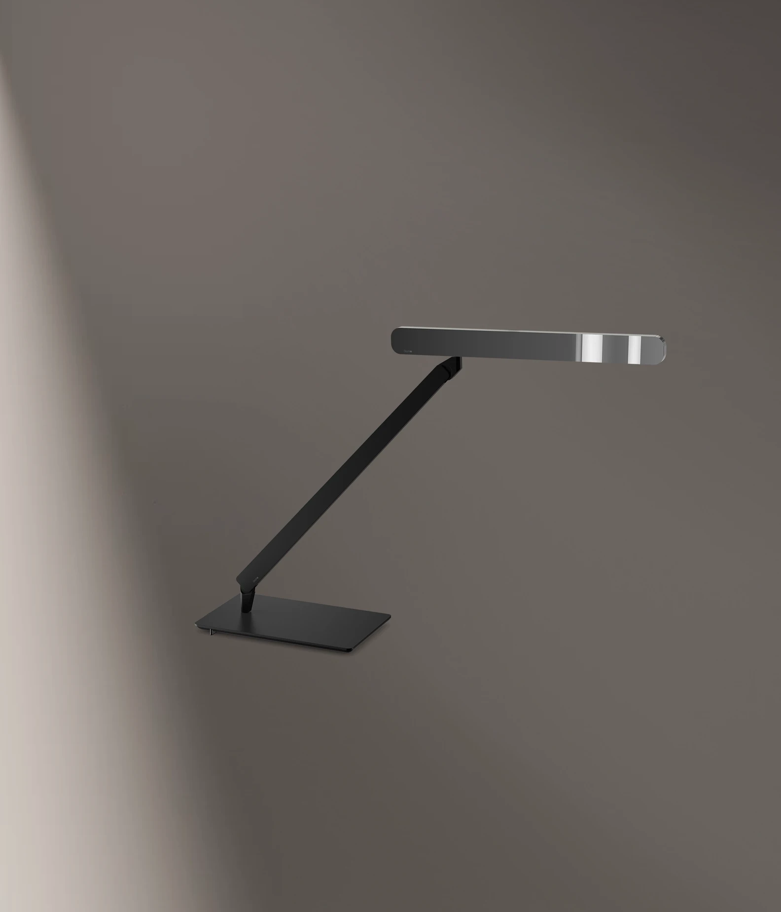 Occhio Taglio tavolo dark chrome table luminaire